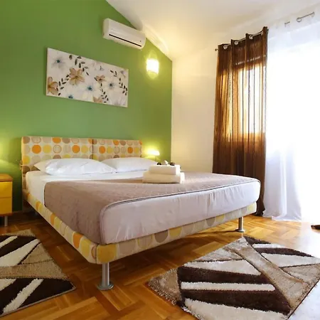 Four-bedroom In Nyaraló Premuda